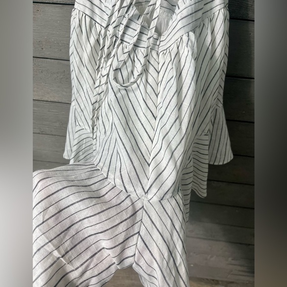 Selfie Leslie White Linen Striped Shorts Romper with across Cross Back Sz Medium - Picture 12 of 15